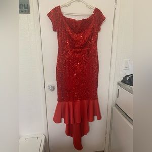 Hermoso vestido color rojo talla mediano es de tela elástica